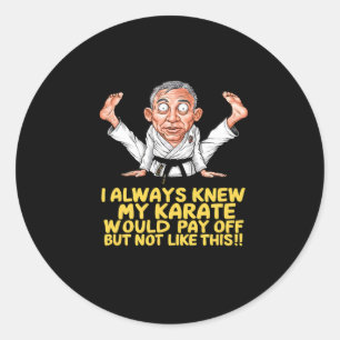 Karate Pay Off Funny Martial Arts Cartoon Kunst Runder Aufkleber
