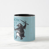 Karate Penguin Holding Sai Blue Motivierend Tasse (Zentrum)
