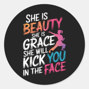 Karate she is Beauty she is Grace, dass sie dich t Runder Aufkleber