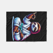 Karate Sloth Embracing Calm Serenity Fleecedecke (Vorderseite (Horizontal))