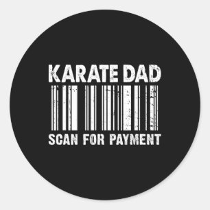 Karate-Vater scannt nach Zahlungscode am Vatertag Runder Aufkleber