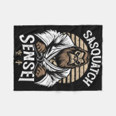 Karate Warrior Legend Sasquatch Sensei Bigfoot Mar Fleecedecke (Vorderseite (Horizontal))