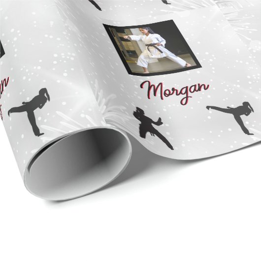 Karate Winter Wonder Personalisiertes Foto & Name Geschenkpapier (Rolleneckpunkt)