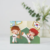 Karatejunge halten hölzern mit anderen, die es postkarte (Stehend Vorderseite)