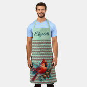 Kardinal auf der Kiefernabzweigung mit den Winterb Schürze (Getragen)