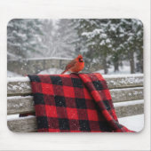 Kardinal auf einer schneebedeckten karierten Decke Mousepad (Vorne)