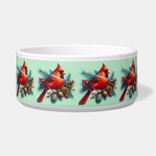 Kardinal auf Kiefernzweig mit Winter Berries Haust Napf