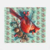 Kardinal auf Kiefernzweig mit Winterbeeren Fleecedecke (Vorderseite (Horizontal))