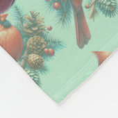 Kardinal auf Kiefernzweig mit Winterbeeren Fleecedecke (Ecke)