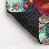 Kardinal auf Kiefernzweig mit Winterbeeren Mousepad (Ecke)