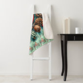 Kardinal auf Kiefernzweig mit Winterbeeren Sherpadecke (Beispiel)