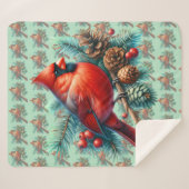 Kardinal auf Kiefernzweig mit Winterbeeren Sherpadecke (Vorderseite (Horizontal))