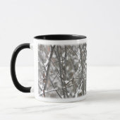 Kardinal auf Snowy-Hartriegel-Tasse Tasse (Links)