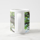 Kardinal im Baum, mit Zitat von John Muir Jumbo-Tasse (Rückseite)