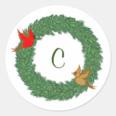 Kardinal im Evergreen Kranz mit Monogram Runder Aufkleber (Vorderseite)