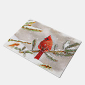 Kardinal im Winter in einem Kiefernwald Fußmatte (Schrägansicht)