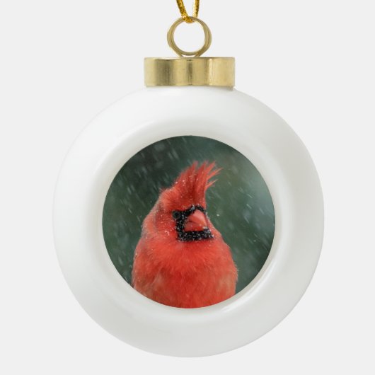 Kardinal in einem Kiefernbaum während eines Schnee Keramik Kugel-Ornament (Vorderseite)