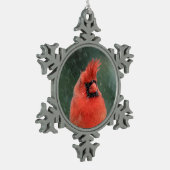 Kardinal in einem Kiefernbaum während eines Schnee Schneeflocken Zinn-Ornament (Links)
