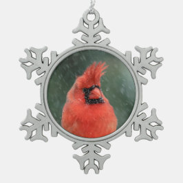 Kardinal in einem Kiefernbaum während eines Schnee Schneeflocken Zinn-Ornament