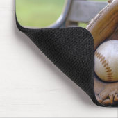 Kardinal mit einem Baseballhandschuh Mousepad (Ecke)