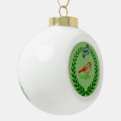 Kardinal mitten in der Weihnachtskranz Keramik Kugel-Ornament (Links)