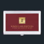 Kardinal Red Leather Business Corporate Gold Logo Visitenkarten Dose<br><div class="desc">Dieser luxuriöse Visitenkartenhalter besticht durch eine raffinierte Kardinal-Rot-Leder-Texturierung, die perfekt mit Ihrem Firmenlogo auf einem Imitat-Gold-Overlay für einen beruflichen und hochwertigen Look kombiniert wird. Ihr Name, Beruf oder Firmenname zeichnet sich durch opulente goldene Schriften aus und schafft einen zeitlosen und unvergesslichen Eindruck. Ideal für Profis in verschiedenen Branchen, wie z.B....</div>