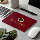 Kardinal Red Leather Luxus Gold RUND Logo Mousepad<br><div class="desc">Erweitern Sie Ihren Arbeitsbereich mit diesem Kardinal, dem roten Lederprint, der Stil und Funktionalität kombiniert. Mit einem luxuriösen Gold-Logo und der Möglichkeit, zwei Zeilen Text hinzuzufügen, ist dieses Mauspad perfekt für die Personalisierung mit Ihrem Namen, Ihrer Firma, Ihrer Firma oder anderen Details Ihrer Wahl. Ideal für kleine Unternehmen oder Unternehmen,...</div>