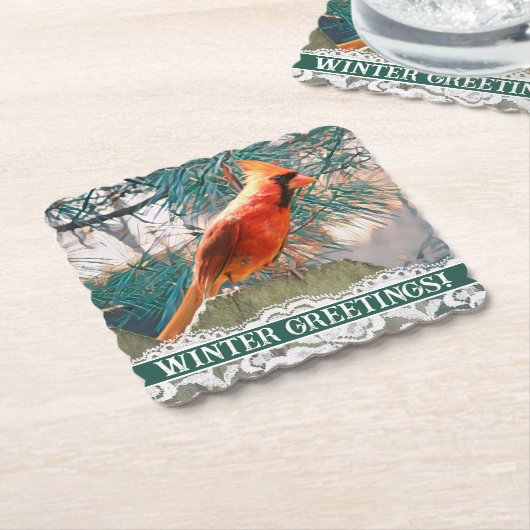 Kardinal vor dem Kiefernwald Winter Untersetzer (angewinkelt)