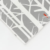 Kardinäle in den Birkenbäumen in Hellgrau Fleecedecke (Ecke)