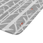 Kardinäle in den Birkenbäumen in Hellgrau Schneidebrett (Ecke)