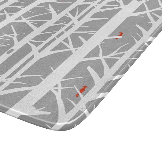 Kardinäle in den Birkenbäumen in Hellgrau Schneidebrett (Ecke)