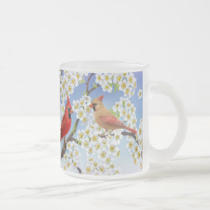 Kardinäle, wenn Apfelbaum-Tasse geblüht wird Mattglastasse