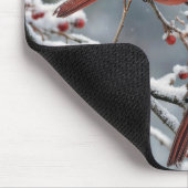Kardinalpaar auf winterlichem Ast Mousepad (Ecke)