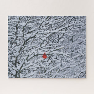 Kardinalroter Vogel in einem schneebedeckten Baum Puzzle