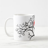 Kardinals-roter Vogel im Snowy-Winter-Baum Kaffeetasse (Links)