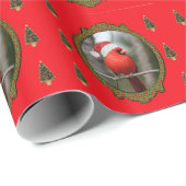 Kardinals-und Weihnachtsbäume auf rotem Geschenkpapier (Rolleneckpunkt)