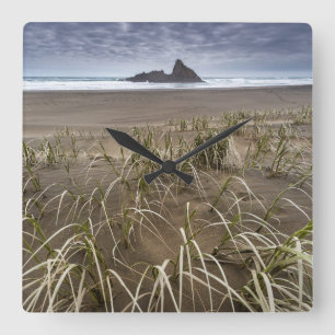 Karekare Beach   Panatahi Island, West Coast Quadratische Wanduhr
