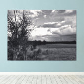 Karger Baum unter bewölktem Himmel Leinwanddruck (Insitu (Holzboden))