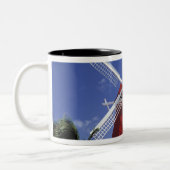Karibik, Aruba. Alte Mühle, umgewandelt in "Mühle" Zweifarbige Tasse (Links)