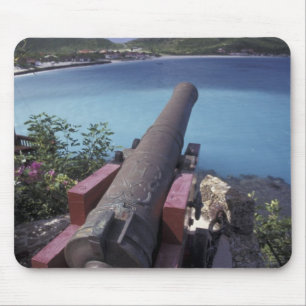KARIBIK, St. Barts, Kanone zielt in die Bucht von Mousepad