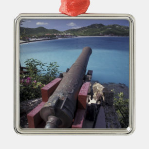 KARIBIK, St. Barts, Kanone zielt in die Bucht von Silbernes Ornament