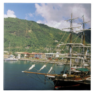 Karibik, St. Lucia, Soufriere. Boote in Fliese