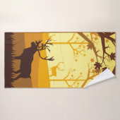 Karibische Silhouette im Wald auf dem Herbstmeer Badehandtuch (Badehandtuch)