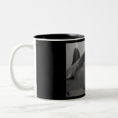 Karibischer Riff-Haifisch Zweifarbige Tasse (Links)