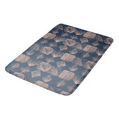 Karibischer Stammbaum: Navy Blue, Pink Badematte (Schrägansicht)