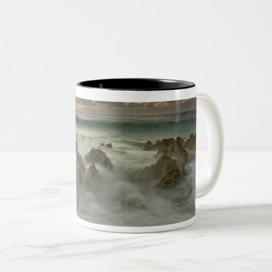 Karibisches Meer, Kaimaninseln. Absturzwellen 3 Zweifarbige Tasse (VorderseiteRechts)