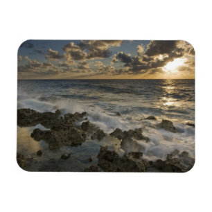 Karibisches Meer, Kaimaninseln. Brechende Wellen 2 Magnet