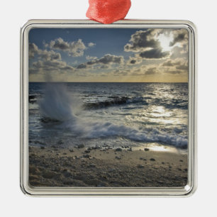 Karibisches Meer, Kaimaninseln.  Brechende Wellen Ornament Aus Metall