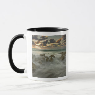 Karibisches Meer, Kaimaninseln.  Brechende Wellen  Tasse