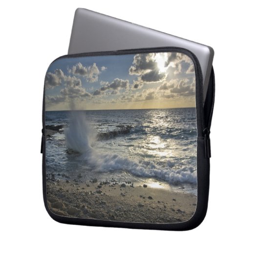 Karibisches Meer, Kaimaninseln. Wellen Laptopschutzhülle (Vorderseite Links)